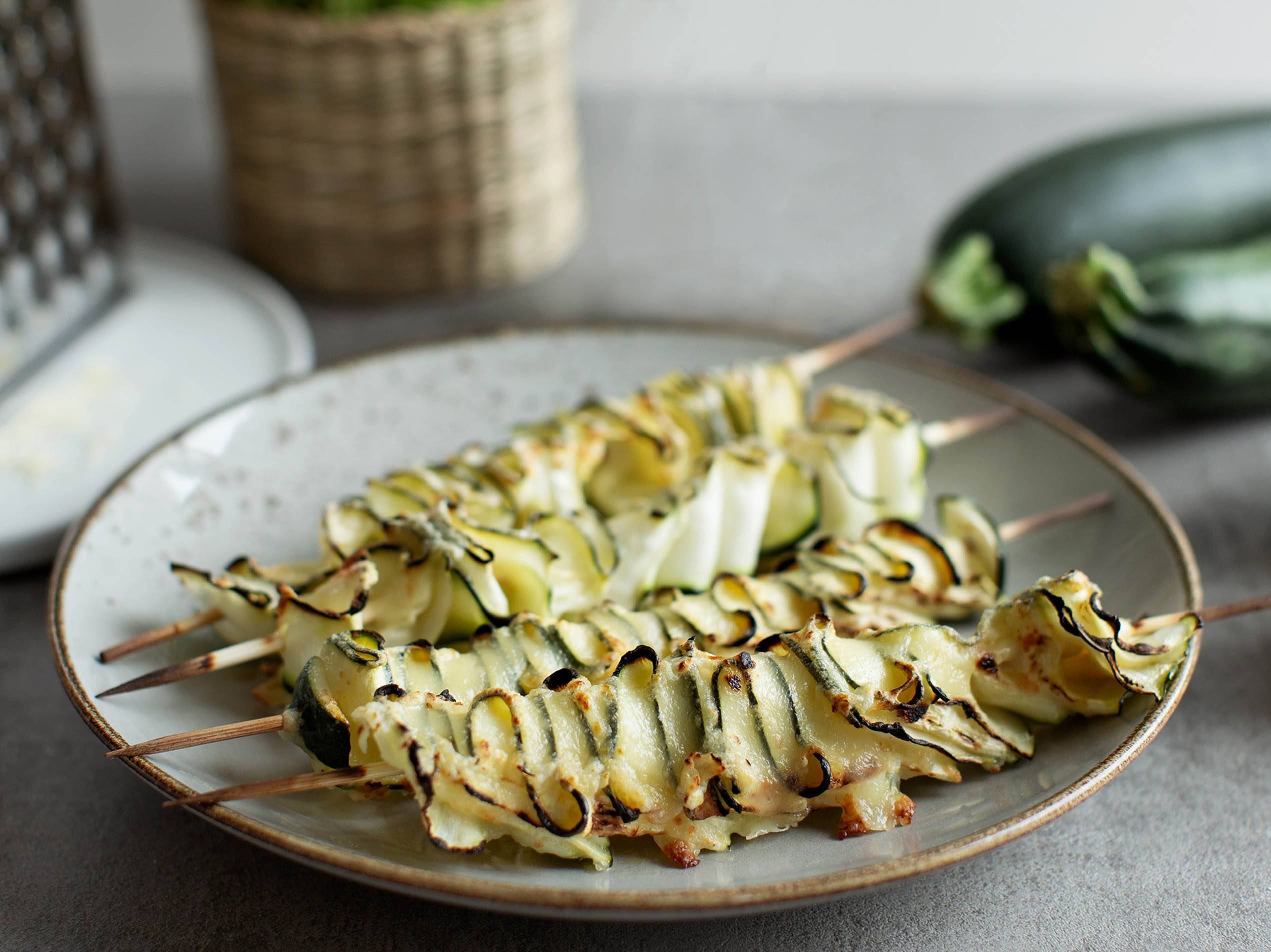 Gegrillte Zucchinispieße mit Käse