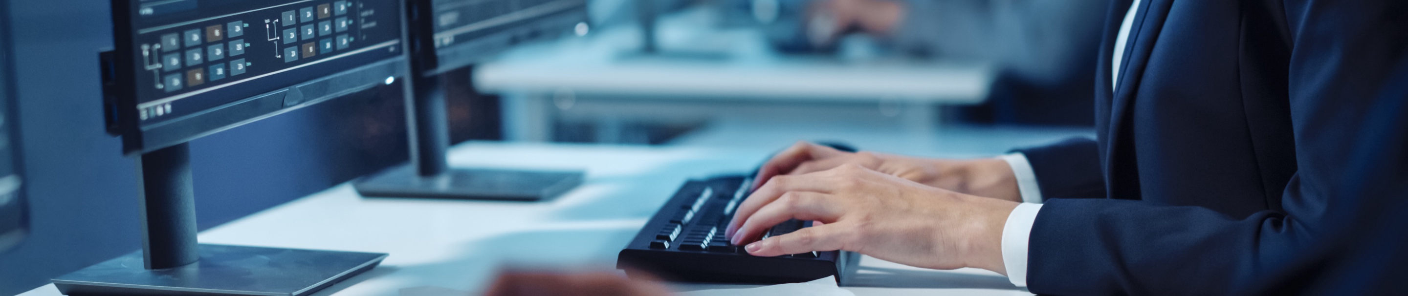 Un homme travaillant sur un ordinateur connecté au service Ethernet