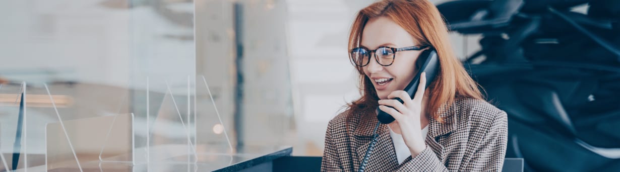 An employee communicating with colleagues and partners worldwide on a flexible long distance calling plan from Bell.