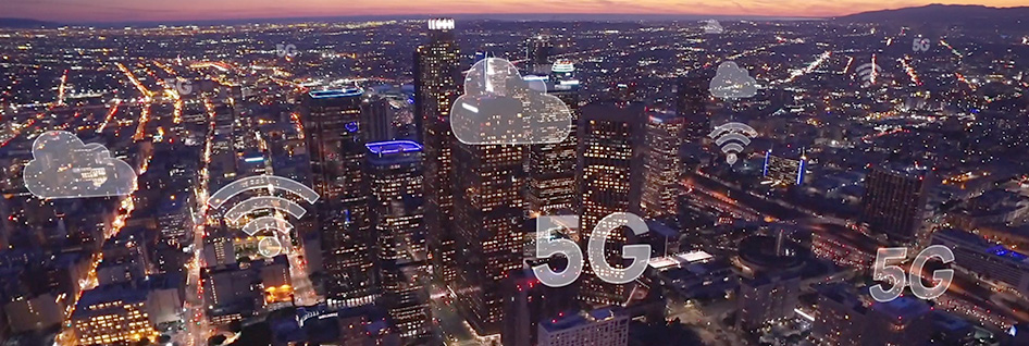 Le réseau 5G plane au-dessus des bâtiments de la ville