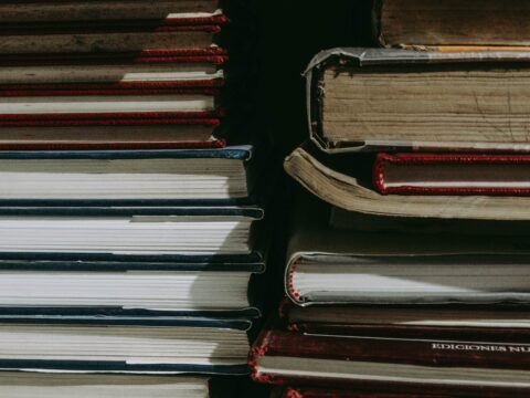 Piles of books. Un tas de livres.