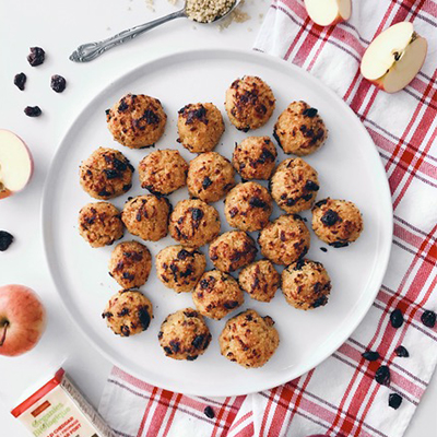 Quinoa bites with cheddar, apple and dried cranberries