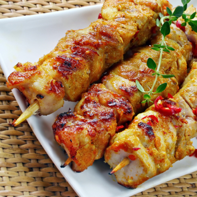 Brochettes de poulet BBQ, sauce au yogourt