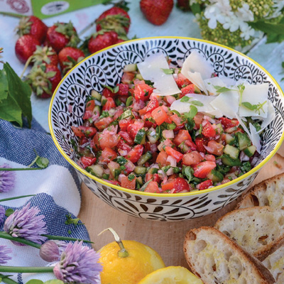 Bruschetta fraises, concombre et herbes