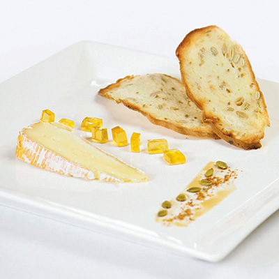 Fromage Kénogami et gelée de cidre de glace, réduction de moût de pomme, pain grillé aux graines de citrouille et cumin