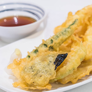 Tempura de gombo et sambal de piment