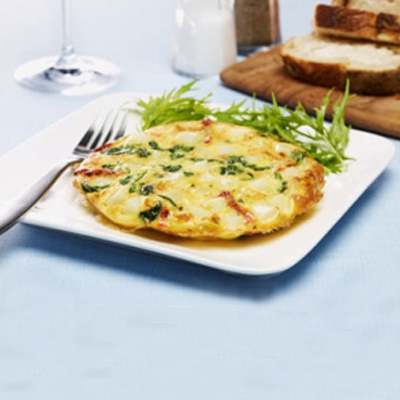 Omelette aux pommes de terre, aux épinards et aux tomates séchées