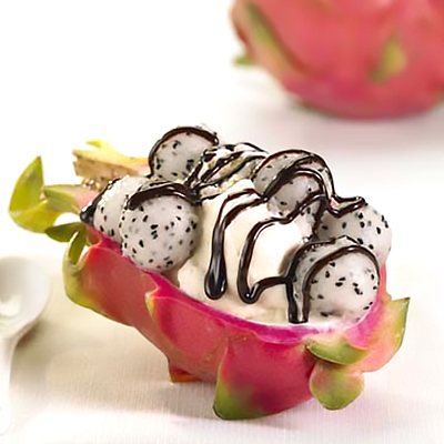 Pitahaya, crème glacée et sauce au chocolat