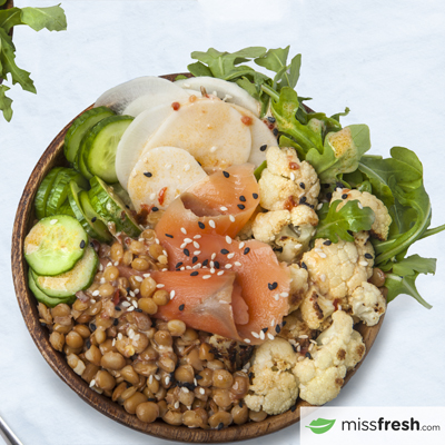 Poke bowl au saumon fumé chou-fleur rôti et graines de sésame