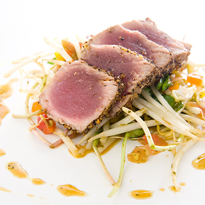 Tataki de thon aux épices à steak, salade de fèves germées et gingembre