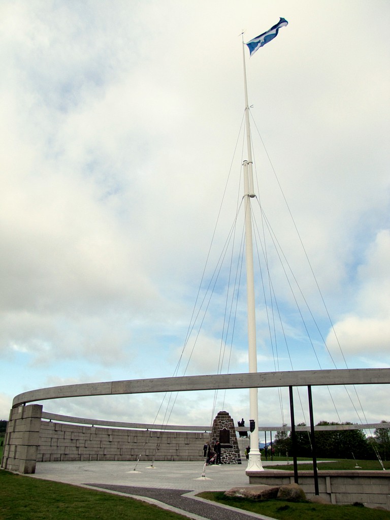 The whole Bannockburn memorial is pretty huge. There was no place I could stand to get the whole thing in one picture and still be able to tell what everything was. The centre has a flagpole flying the Saltire - the flag of Scotland. Around it, is a stone wall with a wooden ring circling the top carved with a poem welcoming everyone to Scotland. Then there's the cairn inside, with a quote from Robert the Bruce on it and, out the far side of the ring, a statue of Robert the Bruce on a horse.