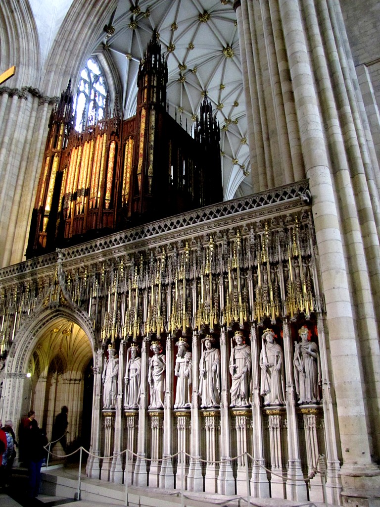 Here's a closer view of that wall. Note the statues of the primates of the church, and the gold-chased pipes of the organ above. The central chapel is set up as what seems to be the Archbishop's court.