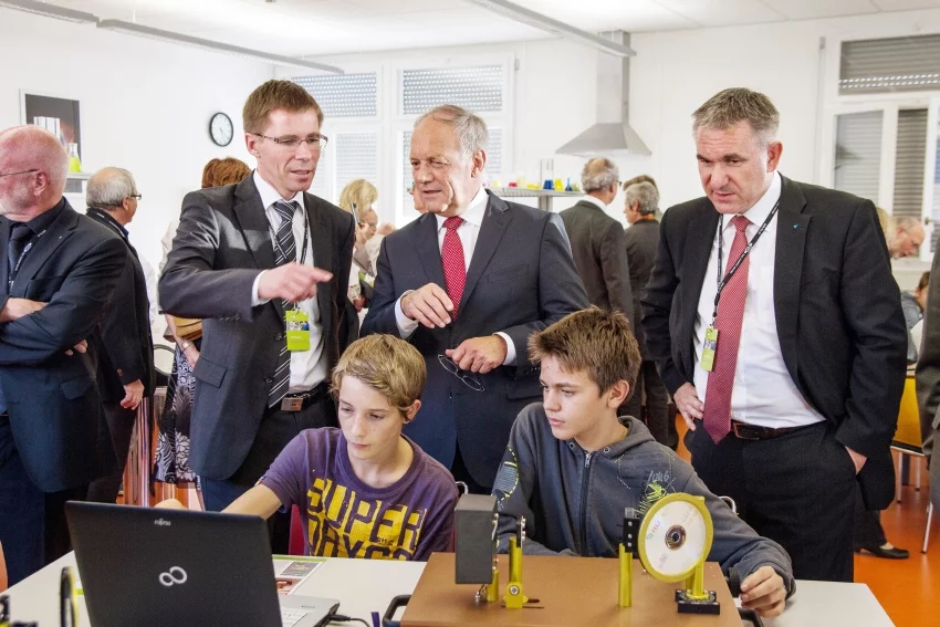 Bundesrat Johann Schneider-Ammann mit PSI-Direktor Jöel Mesot und Regierungsrat Alex Hürzeler im neu eingeweihten Spektrometrielabor