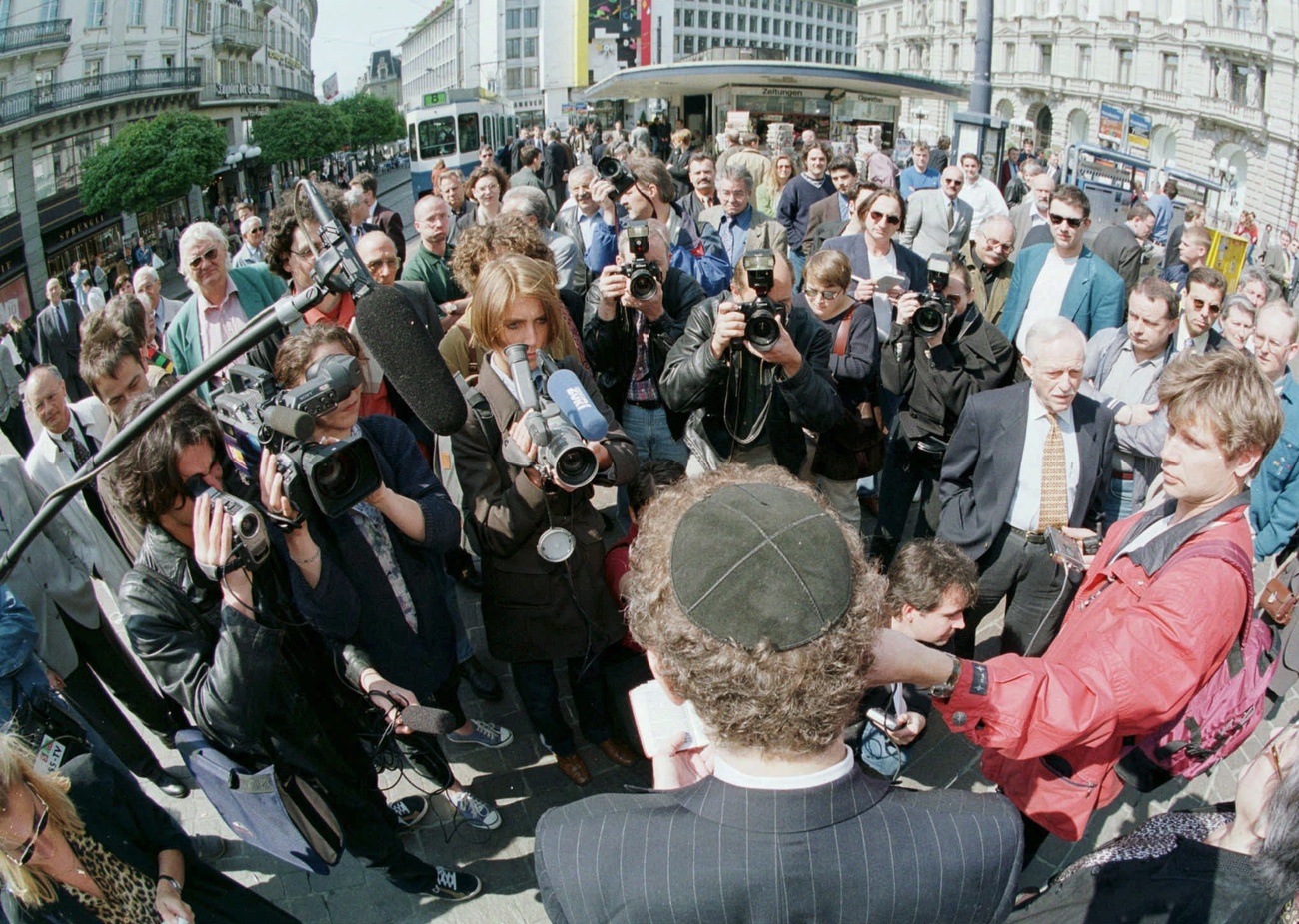 US lawyer Ed Fagan speaking to reporters in Zurich in 1998. US-Swiss disputes