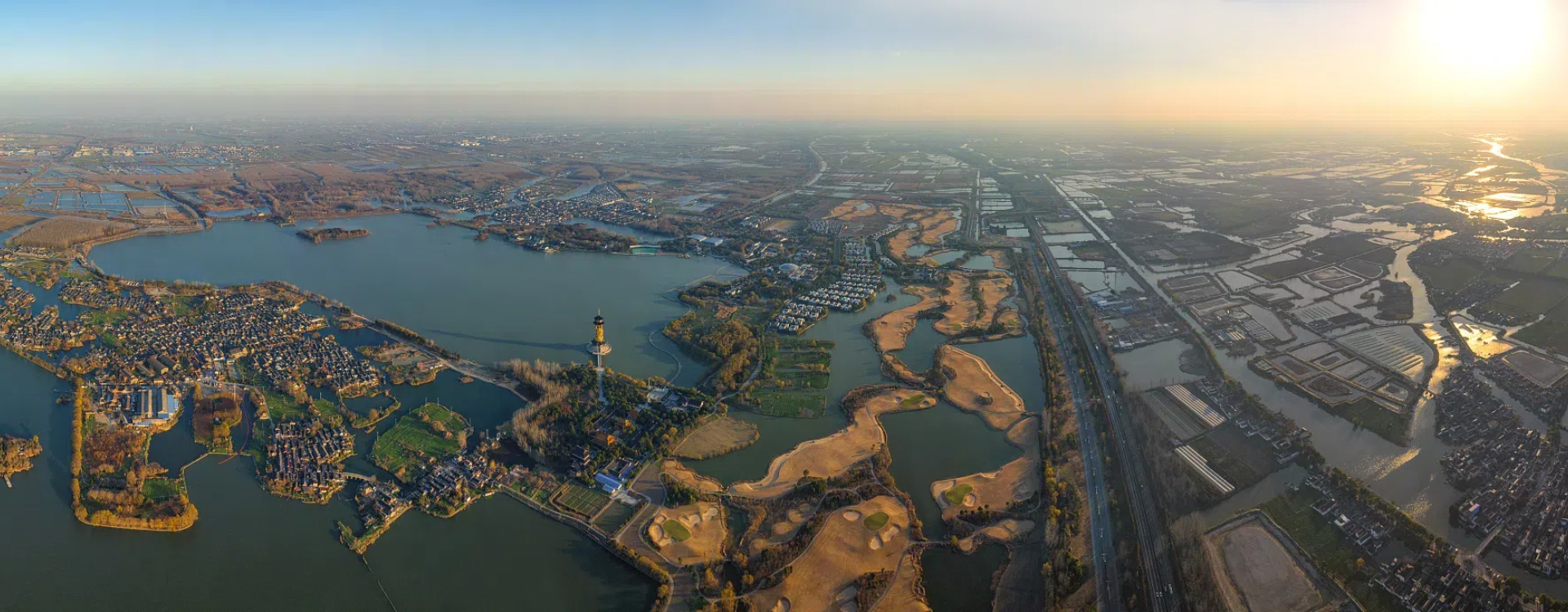 Nearly 100,000 migratory birds arrive at Qinhu wetland park