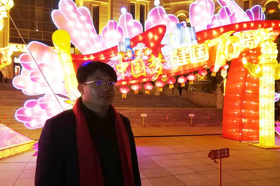 Bi Yunfeng, general manager of Dalian Jinshitan Tourism Group, poses for a photo after an interview with China Daily website in Dalian, Northeast China\'s Liaoning province, on Feb 8, 2019. (Photo by Yang Yang/chinadaily.com.cn)
Dalian not only boasts extensive natural resources but also signature festivals, including Dalian Fashion Festival, Dalian Beer Festival, Jinshitan New Year Tourism Cultural Festival and Lantern Festival, said Bi Yunfeng, general manager of the Dalian Jinshitan Tourism Group.

Innovation is the key for the tourism industry\'s development in Dalian, which is famous for integrated travel experiences on land, sea and air. Visitors can not only travel on cruise ships and explore the national geopark for natural beauty, but also ride a helicopter for adventure in the sky, Bi said.