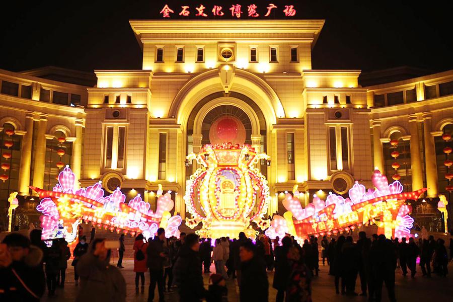 The Tourism and Cultural Festival and Lantern Festival for the Chinese New Year of the Pig are celebrated in Dalian, Northeast China\'s Liaoning province. (Photo by Ma Wenjun/For chinadaily.com.cn)

Dalian, the national tourist resort and one of the top tourism cities in China, has become a driving force for the development of the country\'s tourism industry.

Statistics from the Chinese Tourism Academy show China\'s tourism industry saw robust growth in both revenue and number of visitors during the week-long Spring Festival holiday.