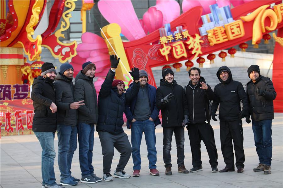 International friends pose for a group photo in front of the main lantern of the Lantern Festival in Dalian, Northeast China\'s Liaoning province, on Feb 7, 2019. (Photo by Ma Chengjun/For chinadaily.com.cn)
The travel industry\'s development in the city can not only grow the local economy by stimulating consumption but also provide a good business environment attracting international talent such as Row, elementary principal at Dalian American International School.

Row, who has worked in many countries, was attracted to Dalian by the lovely environment, beautiful beaches and mountains and friendly population, he said.