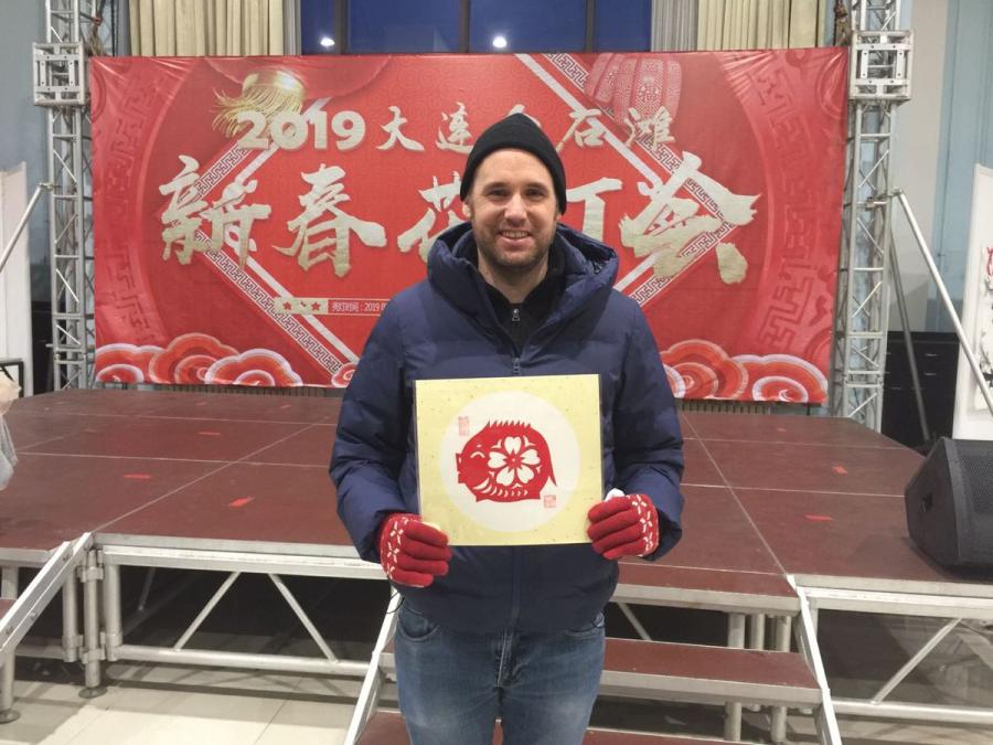 Peter Row, elementary principal at Dalian American International School, poses for a photo after an interview with China Daily website in Dalian, Northeast China\'s Liaoning province, on Feb 8, 2019. （Photo by Yang Yang/chinadaily.com.cn）

Dalian is opening its door to welcome international guests from all over the world, as the city in Northeast China\'s Liaoning province has developed tremendously since the founding of the People\'s Republic of China.


Transforming from a fishing village to an international tourism city, Dalian, dubbed the \