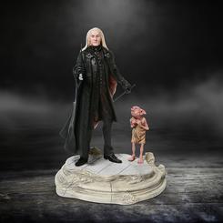 Descubre la conmovedora figura de Lucius y Dobby, una representación icónica basada en "Harry Potter y la Cámara Secreta". Este conjunto captura el contraste entre el cruel Lucius Malfoy y el empático elfo doméstico Dobby, 