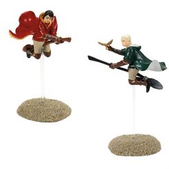 En su segundo año en Hogwarts, los buscadores de las casas de Gryffindor y Slytherin compiten ferozmente por atrapar la snitch en "The Seekers S/2". Esta exquisita figura, de aproximadamente 11,5 cm