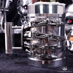 Impresionante Jarra de Cerveza con la mano de Terminator T-800. Esta preciosa obra de arte está realizada en acero inoxidable y resina con una capacidad 600 ml, con unas dimensiones aproximadas 16 x 14,7 x 11,1 cm.