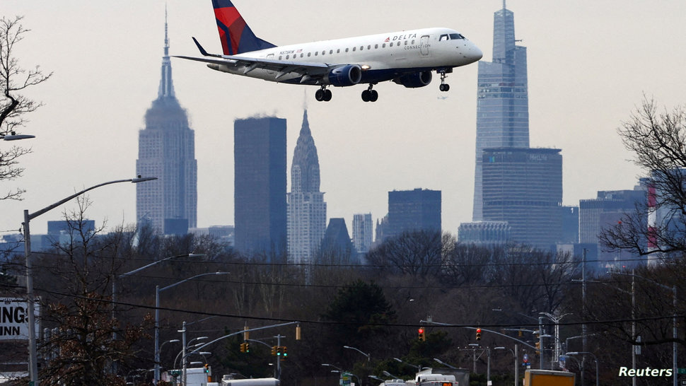 FILE PHOTO: A  Delta Airlines jet comes in for a landing in New Yrok