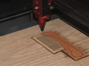 The outer shape of a comb cut from laminated veneer blank