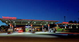 TotalEnergies Tankstelle bei Nacht