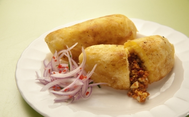 Empanada de yuca rellena de cecina