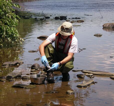 Image: Collecting Emerging-Contaminants Bed-Sediment Sample