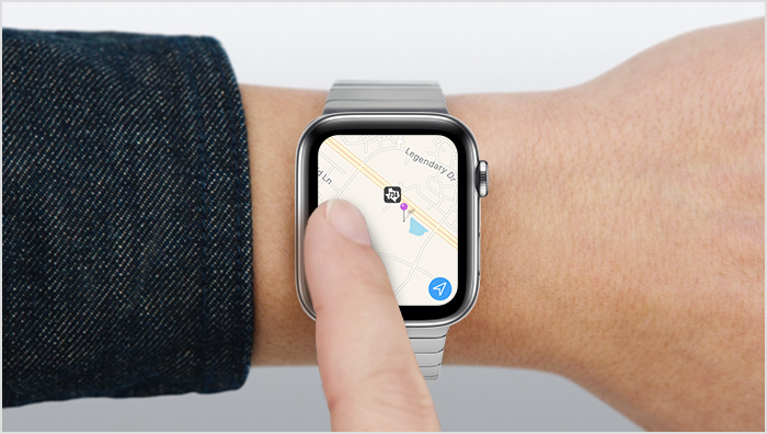 شخص يسحب إصبعه عبر شاشة Apple Watch