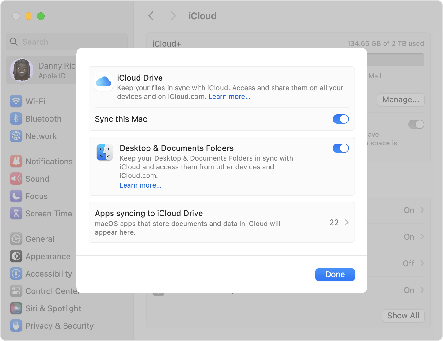 Écran du Mac affichant iCloud Drive et dossiers Bureau et Documents activés 