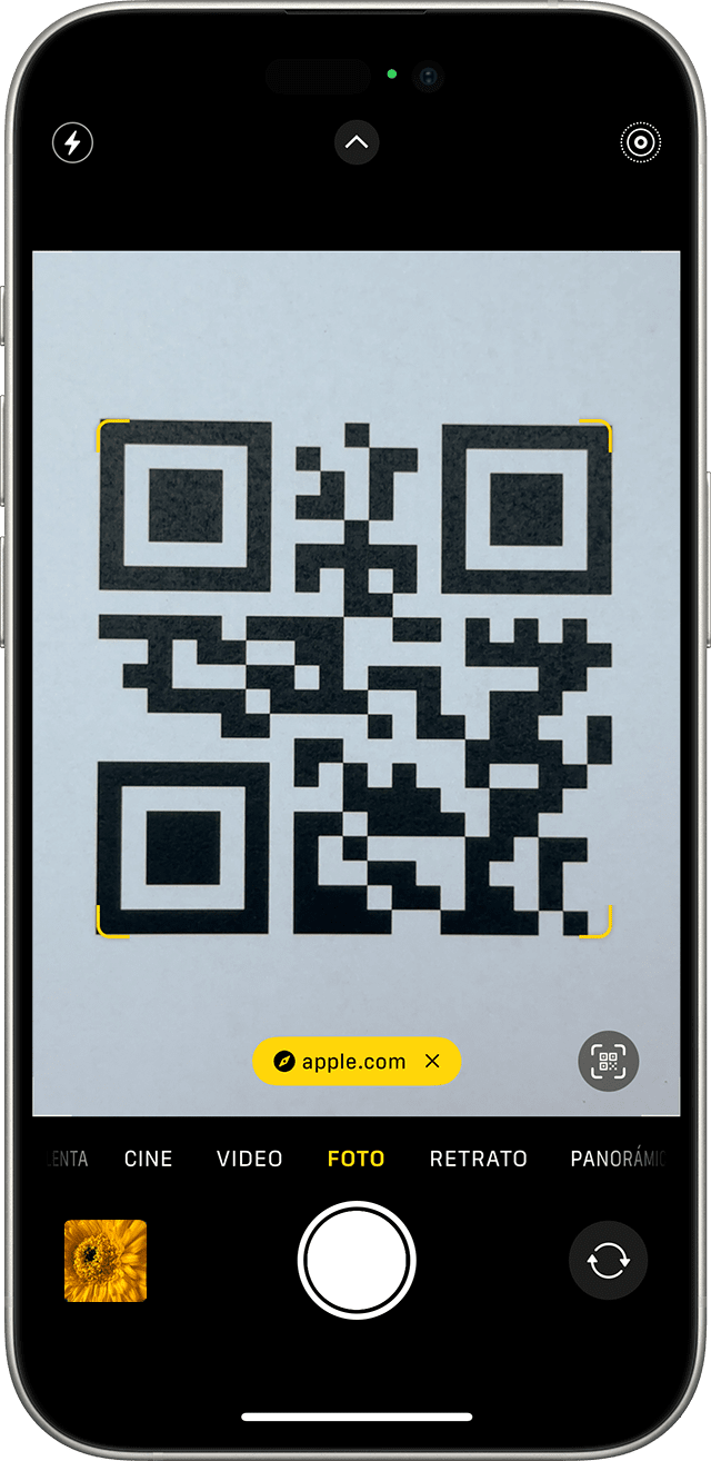 Pantalla de iPhone en la que se muestra cómo escanear un código QR