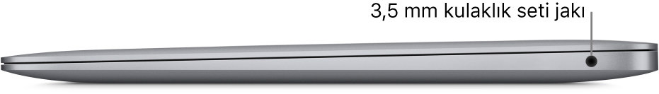 İki Thunderbolt 3 (USB-C) kapısına ve 3,5 mm kulaklık jakına belirtme çizgileri olan MacBook Pro’nun sağ taraftan görünümü.