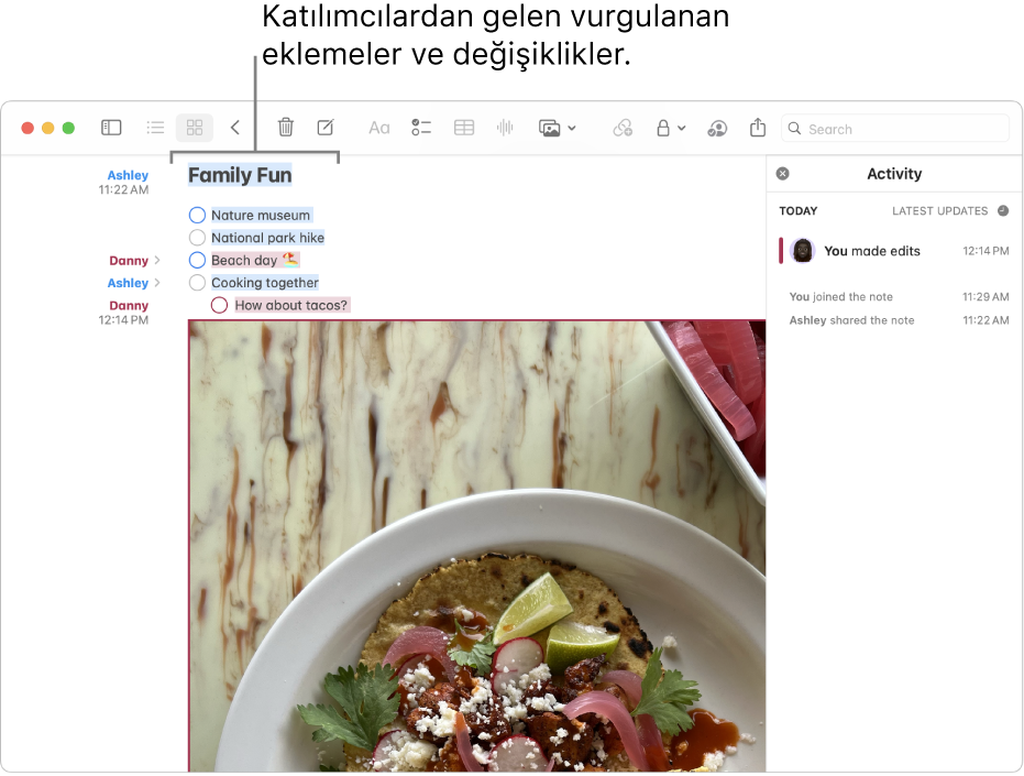 Aile etkinlikleri listesini gösteren bir yapılacaklar listesiyle bir not. Başka bir katılımcının yaptığı değişiklikler vurguludur.