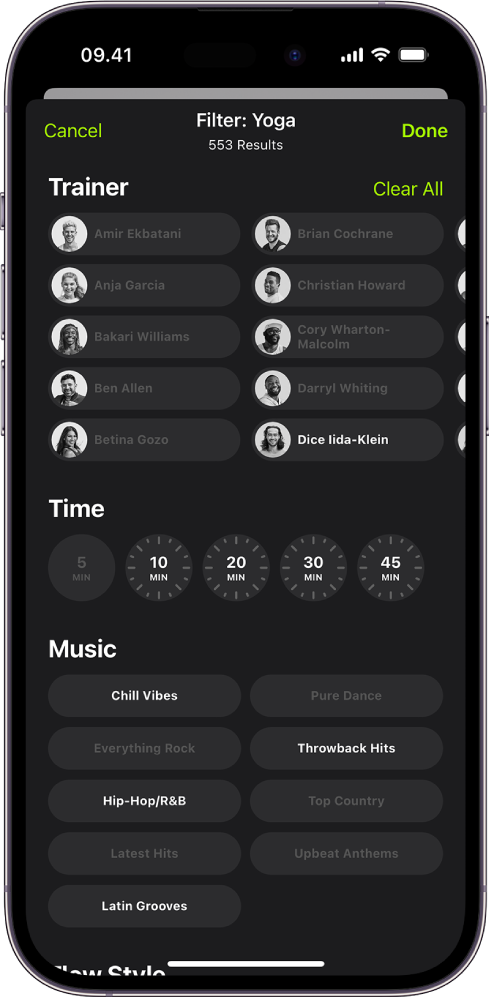 Apple Fitness+-skærmen med indstillinger til sortering og filtrering af træninger. Øverst på skærmen findes en liste over trænere. Der er tidsintervaller midt på skærmen. Nedenunder er der en liste over musikalske genrer.