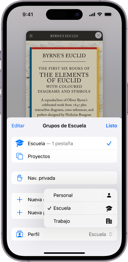 Pantalla de un iPhone mostrando un grupo de pestañas con el menú Grupos de pestañas abierto. En la parte inferior del menú, se elige Perfil y aparece un menú con los perfiles Personal, Escuela y Trabajo. El perfil Escuela está seleccionado.