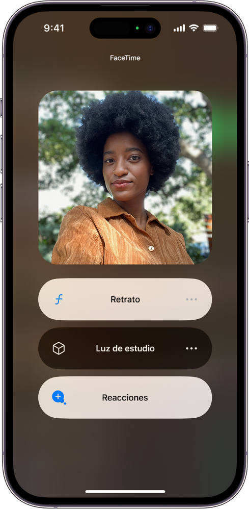 Ajustes de “Efectos de vídeo” en el centro de control durante una llamada de FaceTime. El modo Retrato está activado y la imagen de la persona que llama aparece en un recuadro más grande con el efecto del fondo difuminado y el sujeto destacado.