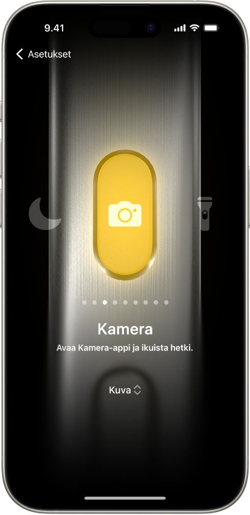Näyttö Toimintopainikkeen muokkaamiseen. Toiminnoksi on valittu Kamera. Muut toiminnot, kuten Älä häiritse ja Taskulamppu, näkyvät kameran oikealla ja vasemmalla puolella. Toimintojen alla on pisteitä, joita napauttamalla voit vaihtaa toimintoa. Valitun toiminnon, Kameran, alla on Kameran valintavalikko, josta voit asettaa Toimintopainikkeen toiminnon.