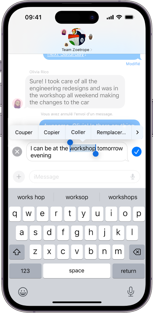 Conversation dans Messages avec le dernier message auquel des modifications sont apportées. Le clavier à l’écran se situe dans la moitié inférieure de l’écran, avec des suggestions pour remplacer le mot surligné en haut du clavier. La majorité de la conversation est plus claire, à l’exception du message texte précis qui est en cours de modification.