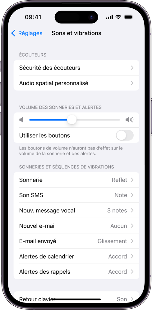 L’écran « Sons et vibrations » dans Réglages. Les options à l’écran sont, de haut en bas, Écouteurs et « Sécurité des écouteurs », « Volume des sonneries et alertes » avec un curseur permettant de régler le volume et une option permettant de modifier le volume à l’aide de boutons, et « Sons et séquences de vibrations », avec les options Sonnerie et « Son SMS ».