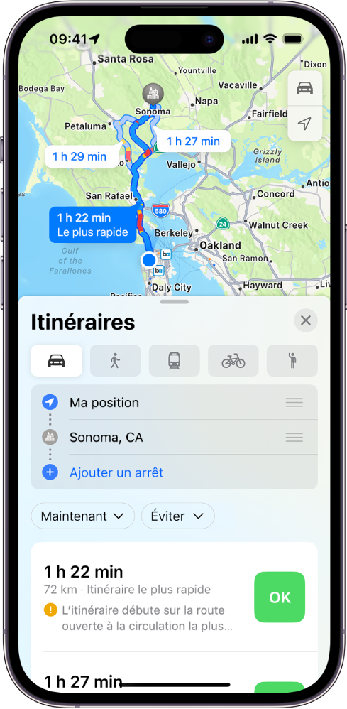 Un iPhone avec un plan d’itinéraires en voiture, les boutons correspondant à la distance à parcourir et à la durée estimée du trajet, ainsi que le bouton Aller. Chaque itinéraire présente un code couleur qui indique l’état de la circulation.