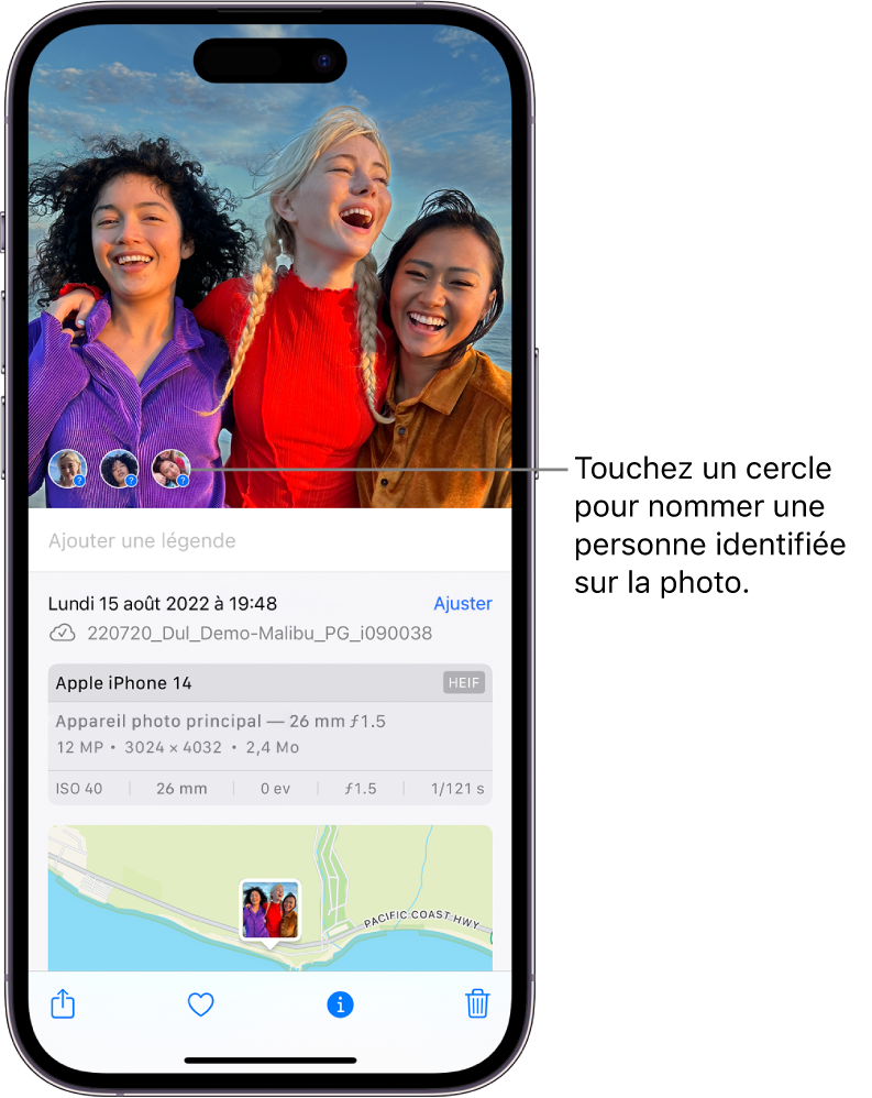 La moitié supérieure de l’écran de l’iPhone présente une photo ouverte dans l’app Photos. La moitié inférieure de l’écran présente les informations de la photo, y compris, de haut en bas, la date et l’heure, le nom du fichier, le modèle de l’iPhone ainsi que les réglages de l’appareil photo, et un plan. En bas de l’écran se trouvent, de gauche à droite, les boutons Partager, Favori, Informations et Supprimer. Le bouton Informations est sélectionné.