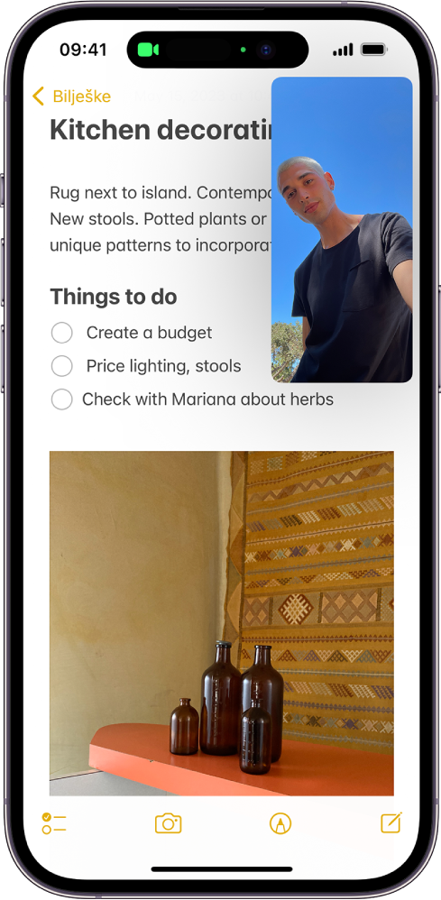FaceTime razgovor koji je u tijeku dok bilješka o uređenju kuhinje ispunjava ostatak zaslona.