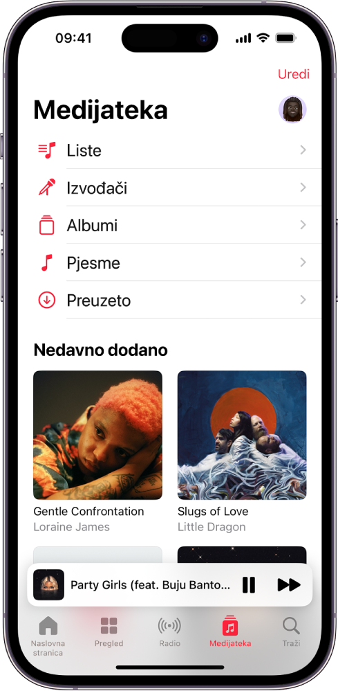 Zaslon Medijateke s prikazom liste kategorija uključujući Reprodukcijske liste, Izvođače, Albume, Pjesme i Preuzeto. Ispod liste prikazuje se zaglavlje Nedavno dodano. Svirač s prikazom naziva trenutačne pjesme i tipke za pauzu i pomak naprijed prikazuju se na dnu.