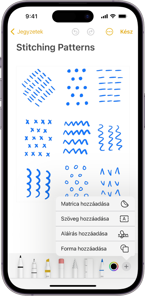 A korrektúra-eszközsor meg van nyitva egy jegyzet alján a Jegyzetek appban, a képernyő jobb alsó sarkában pedig a Hozzáadás gomb van kijelölve. A Hozzáadás menüben a következő opciók érhetők el: Matrica hozzáadása, Szöveg hozzáadása, Aláírás hozzáadása és Alakzat hozzáadása.
