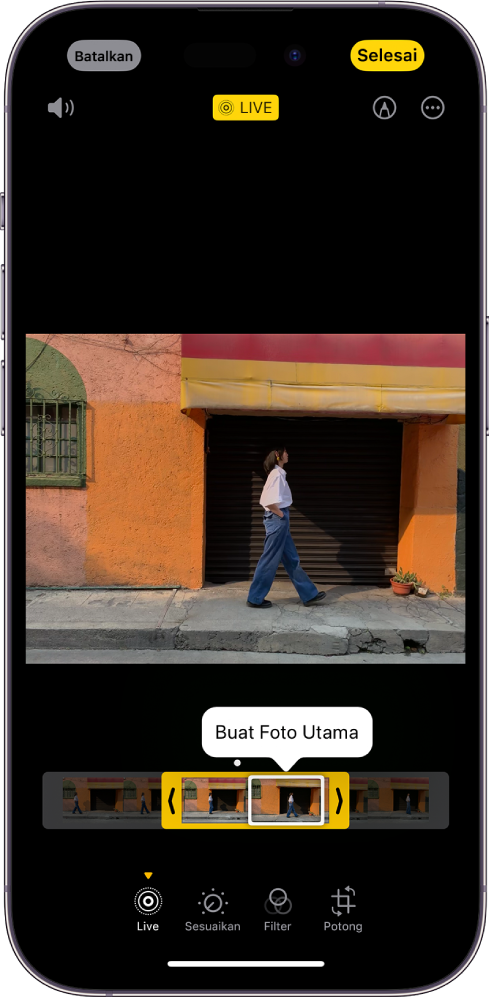 Layar Live Photo dengan Live Photo di tengah. Di bawah foto terdapat penampil bingkai dengan tombol Buat Foto Utama yang aktif. Di salah satu ujung penampil bingkai terdapat dua panah yang memungkinkan Anda untuk memangkas Live Photo. Di bagian bawah layar terdapat tombol Langsung, Sesuaikan, Filter, dan Potong. Tombol Langsung dipilih. Tombol Batalkan terdapat di pojok kiri atas layar dan tombol Selesai terdapat di pojok kanan atas layar. Juga di bagian atas layar, dari kiri ke kanan, terdapat tombol Bisukan, Langsung, Markah, dan Plug-in.