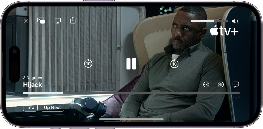 Rodomas serialas, matosi valdikliai. Viršuje kairėje yra mygtukai „Close“, „Picture in Picture“, „AirPlay“ ir „Share“. Viršuje dešinėje yra garso valdiklis. Centre yra mygtukai, leidžiantys peršokti 10 sekundžių atgal, pristabdyti ir peršokti 10 sekundžių į priekį. Apačioje per vidurį yra slankiklis, kurį galite vilkti, kad keistumėte vaizdo padėtį; praėjęs ir likęs laikas rodomi abiejose slankiklio pusėse. Apačioje dešinėje yra mygtukai, kuriais galima keisti atkūrimo greitį, kalbą ir pridėti titrų. Apačioje kairėje yra mygtukai, skirti peržiūrėti turinio aprašymą ir rodyti pavadinimus eilėje „Up Next“.