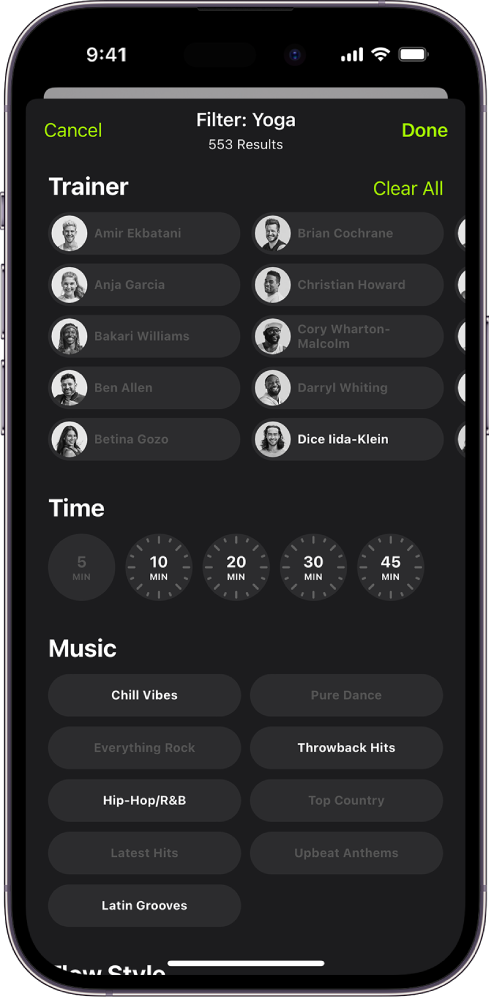 Apple Fitness+ ekrāns, kurā redzamas opcijas treniņu kārtošanai un filtrēšanai. Ekrāna augšdaļā ir treneru saraksts. Ekrāna vidū ir laika intervāli. Zem laika ir mūzikas žanru saraksts.